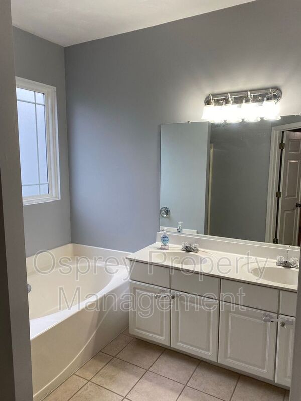 Immaculate 4 bedroom 2.5 bath Home - Photo 14