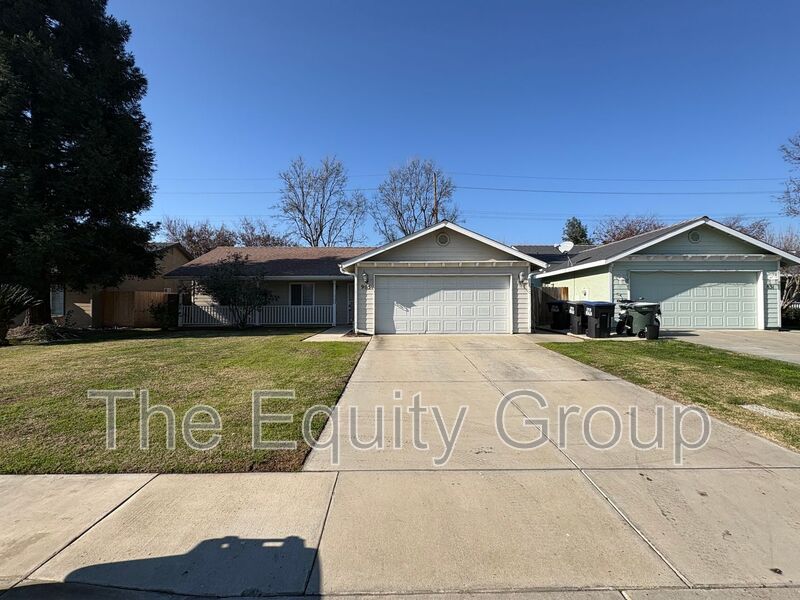 Visalia House: 905 South Laguna Street