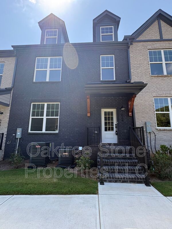 Sugar Hill House: 634 Oakleaf Grove Lane