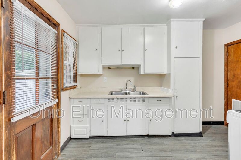 Columbus House: 49 S Burgess Ave