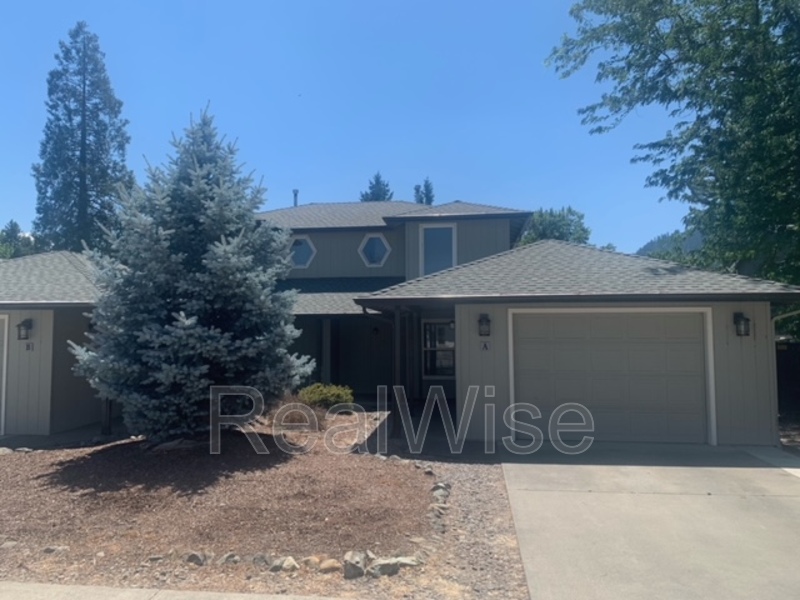 Rogue River House: 210 3rd St