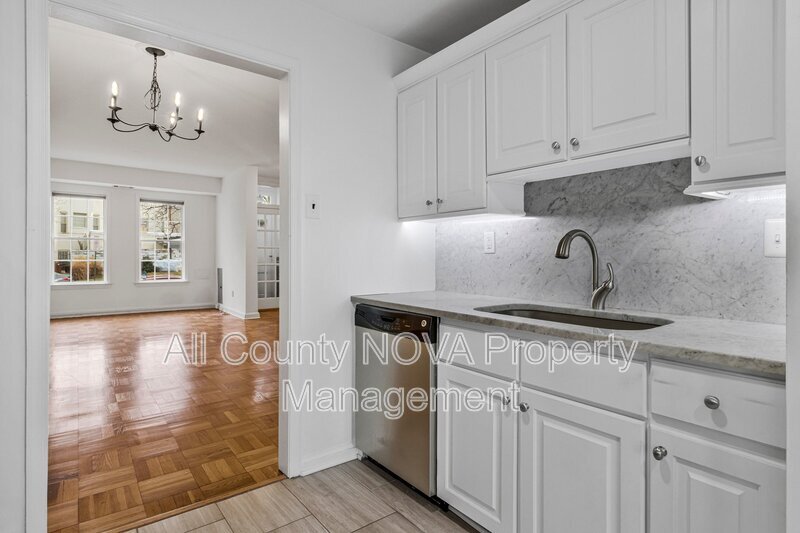 Washington House: 123 E St SE