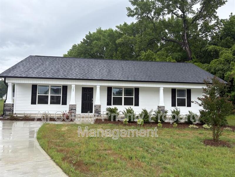 Selma House: 107 Faucette Dr