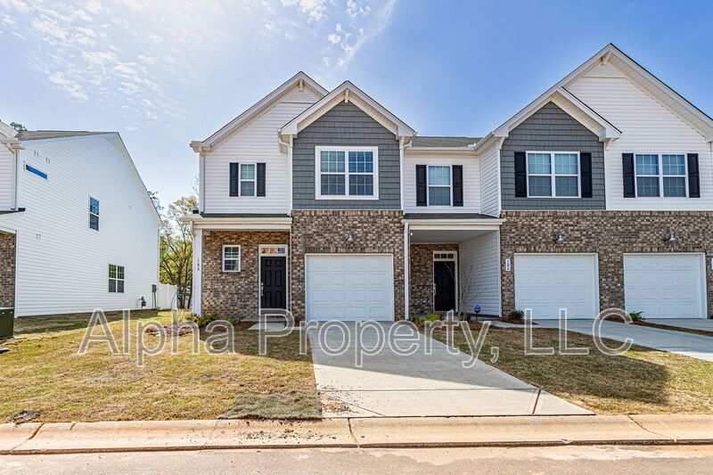 Simpsonville House: 108 Stellate Pl