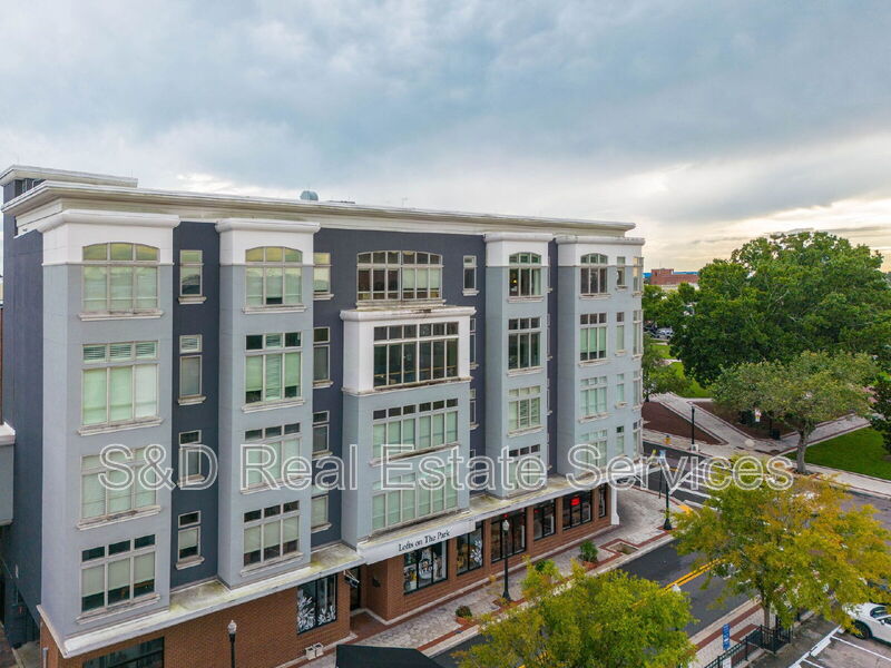 Lakeland House: 125 N Kentucky Ave