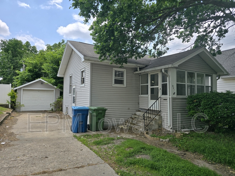 Waterloo House: 947 Newton Street