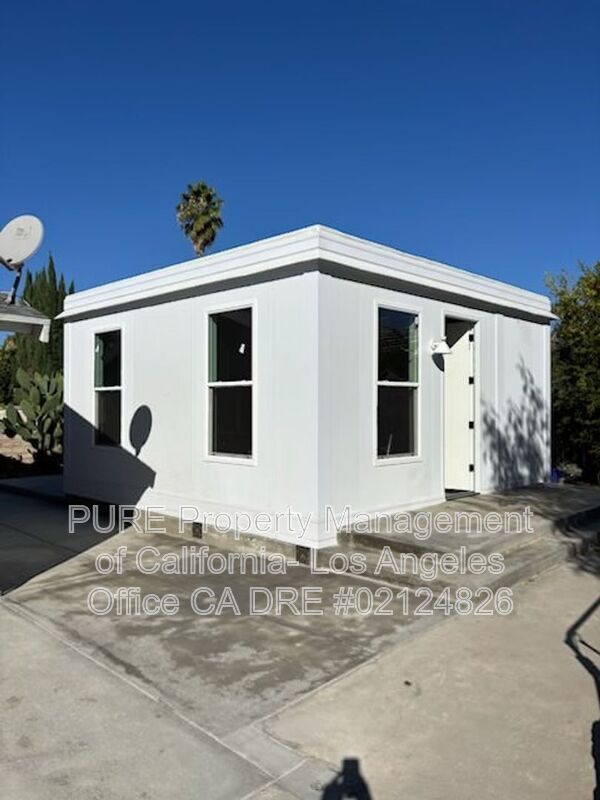 Los Angeles House: 1135 E 67th St Adu