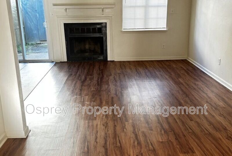 Beautiful 3 Bedroom Home in Virginia Beach with Updated Kitchen! - Photo 3