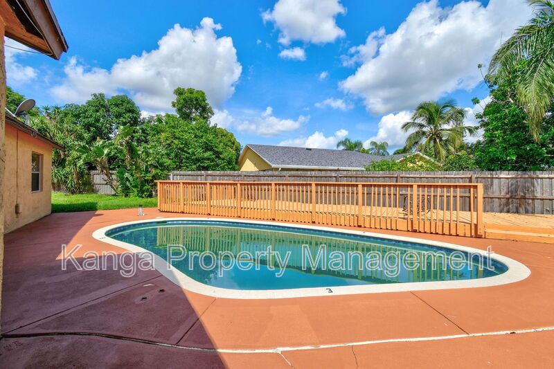 Greenacres House: 6126 Wauconda Way E