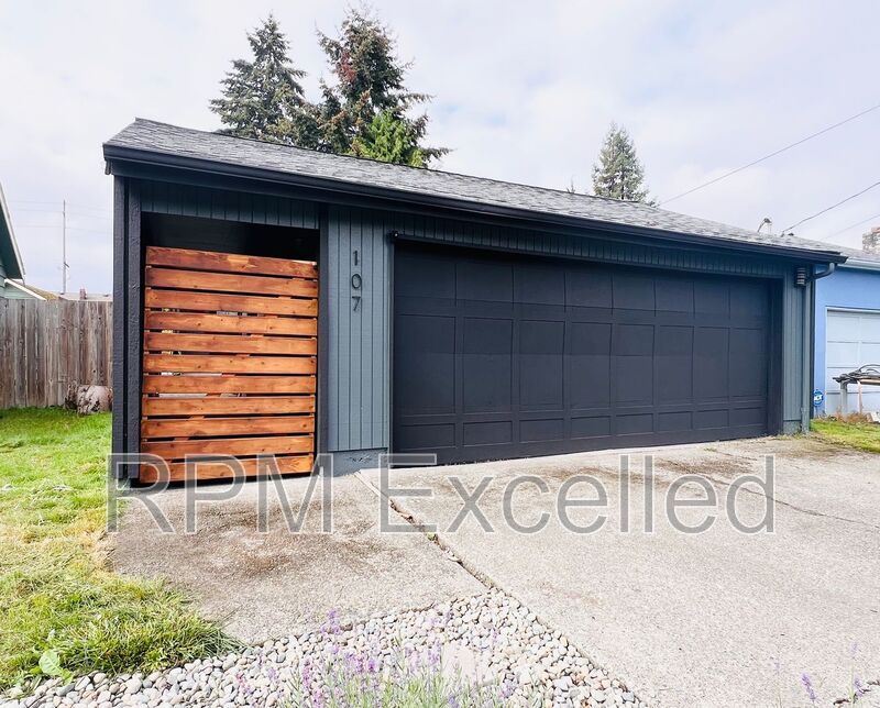 Auburn House: 107 N St. NE