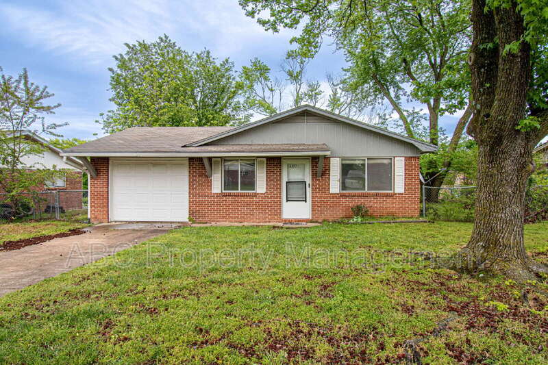 Siloam Springs House: 2217 West Alpine Circle
