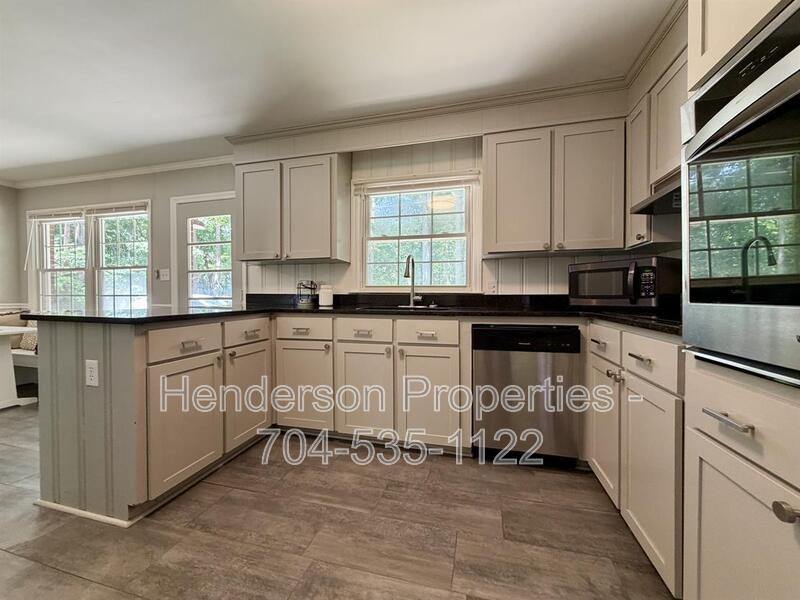 Charlotte House: 6801 Woodland Cr