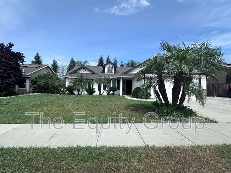 Visalia House: 3316 West Wren Ave