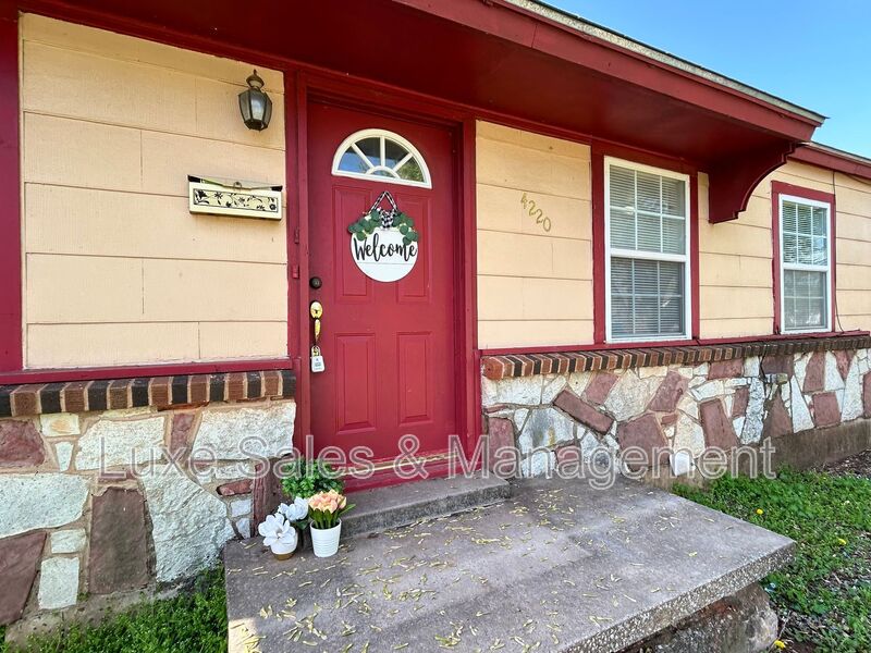 Del City House: 4220 SE 25th St