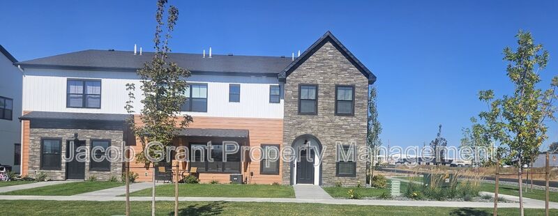 Idaho Falls House: 5157 N Beach Dr