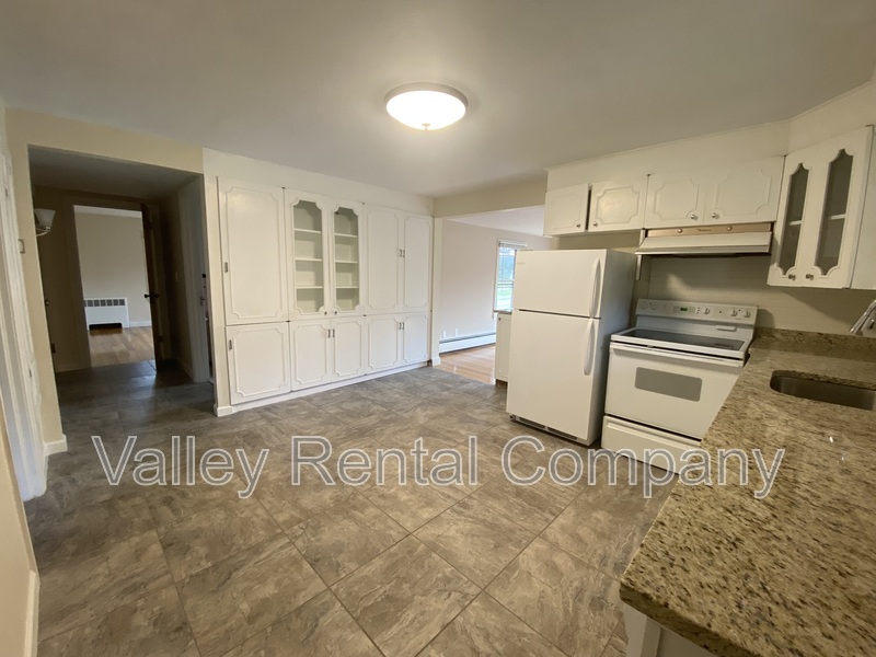 South Hadley Condo: 70 Lyman Street - 4