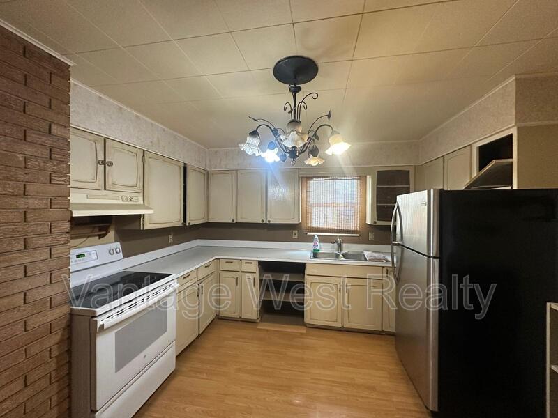 Kelowna House: 400 Dougall Rd N