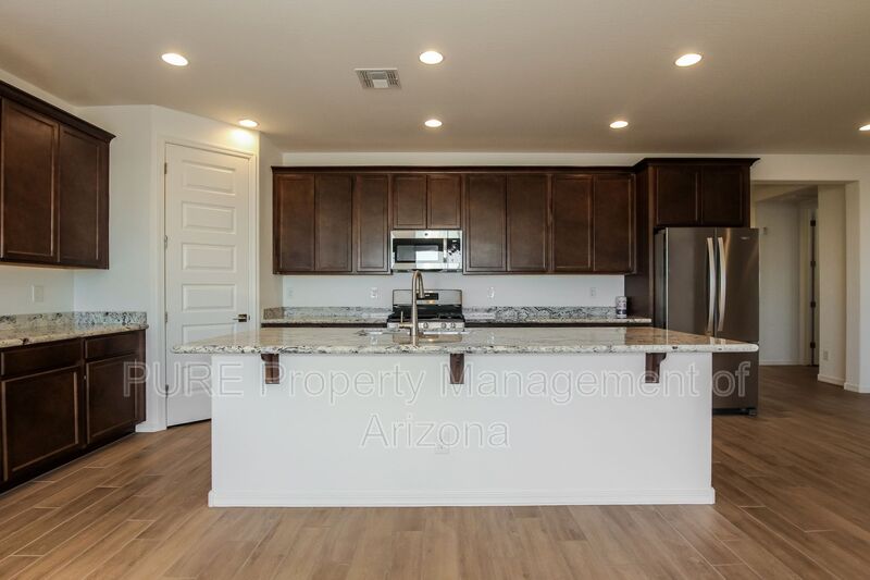 Avondale House: 10222 W Crittenden Ln