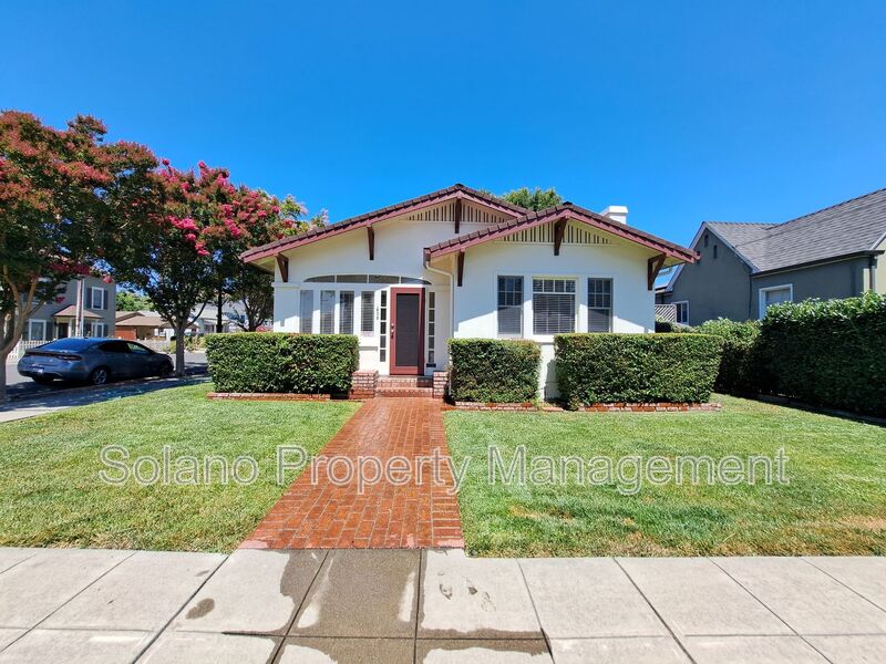 Napa House: 1938 3rd Street