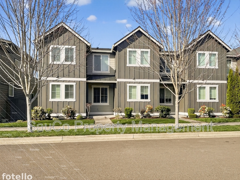 Hillsboro House: 6473 Southeast Genrosa Street