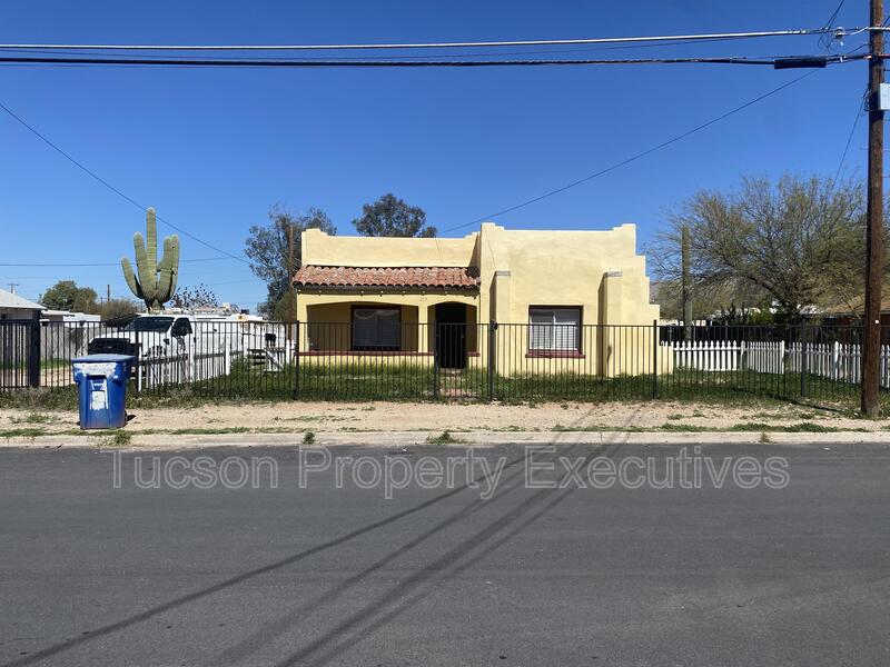Tucson House: 219 East Blacklidge Drive