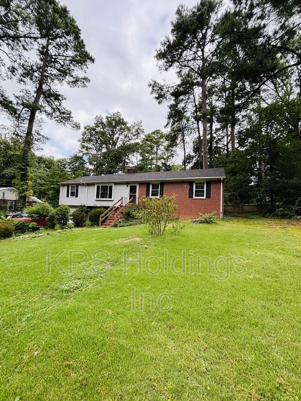 North Chesterfield House: 714 N Pinetta Dr