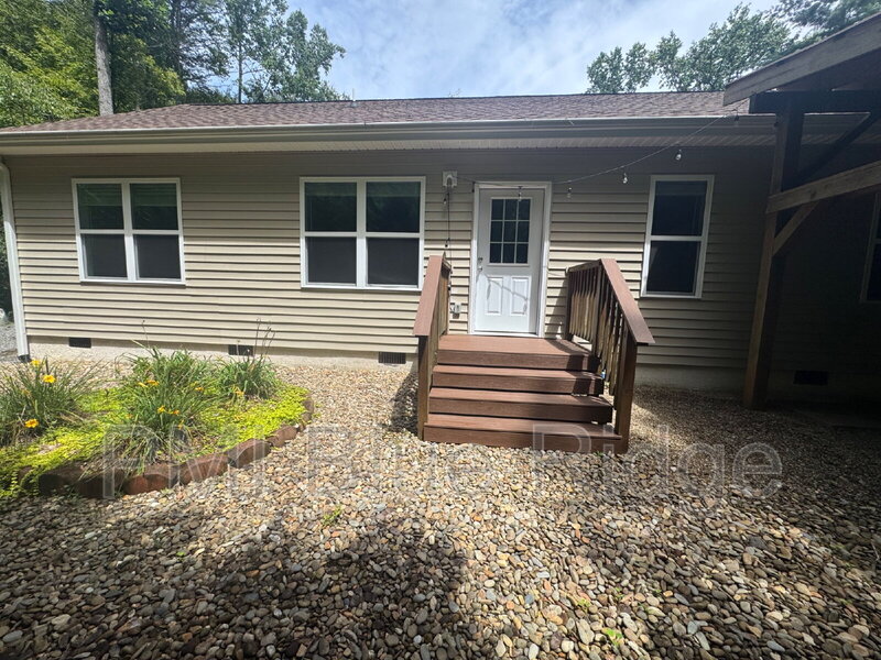 Hendersonville House: 221 Indian Ridge Trail