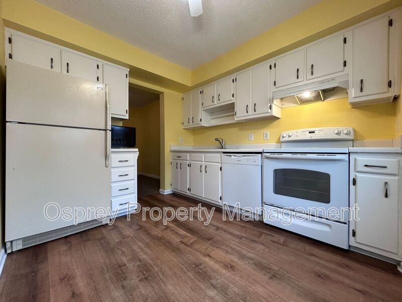 Charming 3-Bedroom Townhome in VB "ASK ABOUT OUR ZERO DEPOSIT" - Photo 2