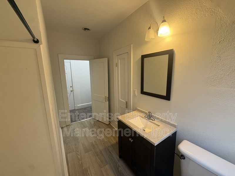 Photo 4 of 2360 Forest Ave 4