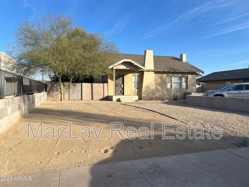 Phoenix House: 2032 W Adams St