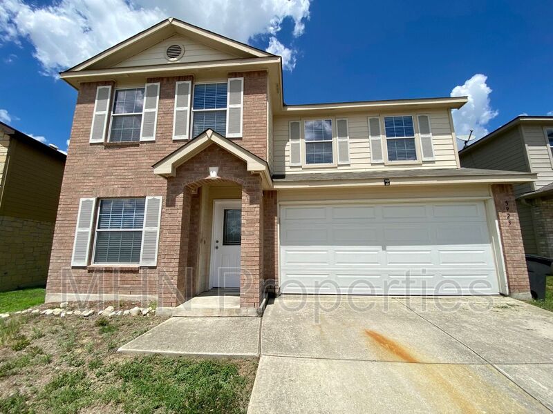 Perfectly located, 4 bed//2.5 bath, off IH-10 and just minutes from USAA, UTSA, and the Medical Center! - Photo 1