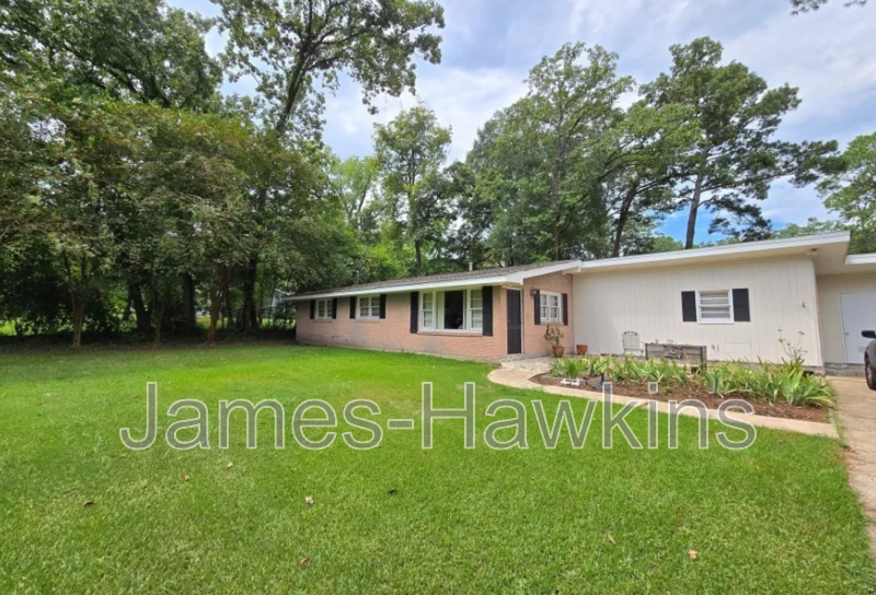 Montgomery House: 1820 Robison Hill Rd, Montgomery, AL 36106