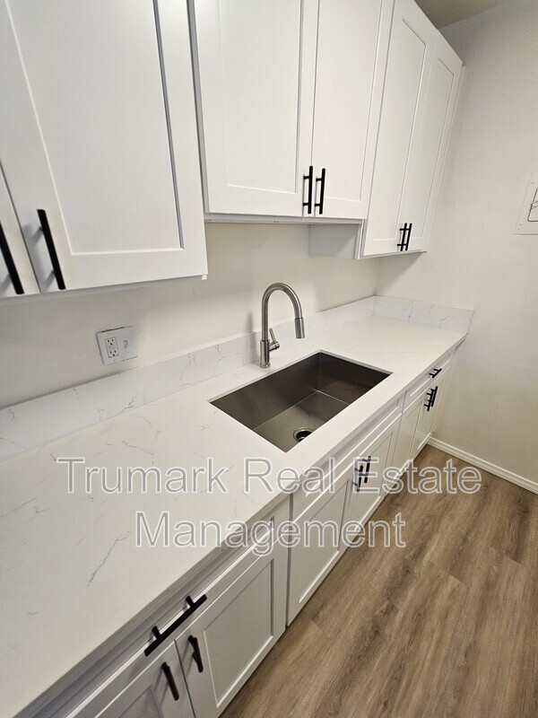 Glendale Condo: 337 Riverdale Dr