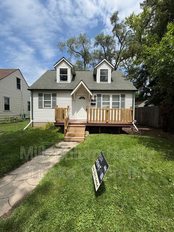 Hazel Park House: 735 E Milton Ave