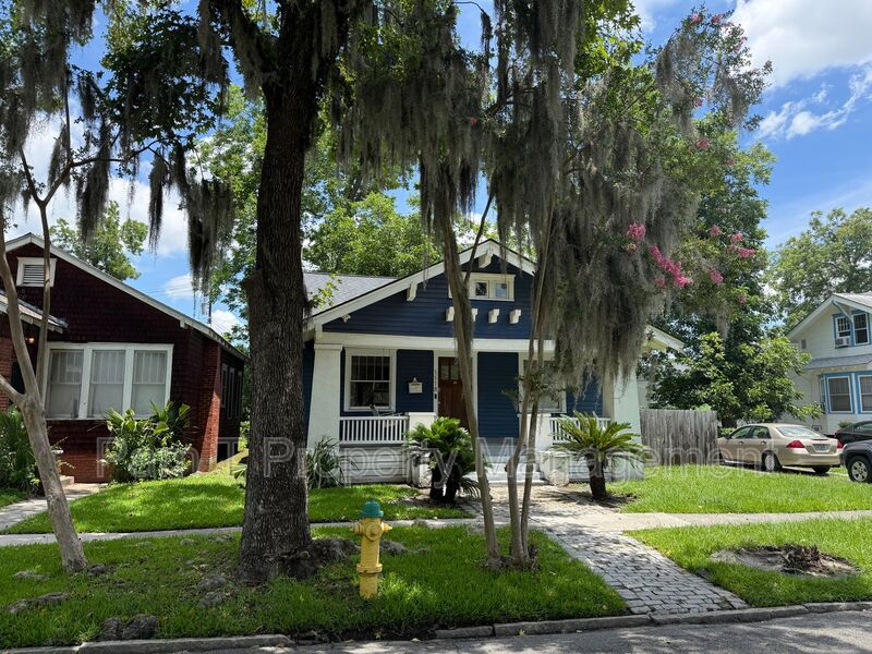 Savannah House: 1118 E Duffy St