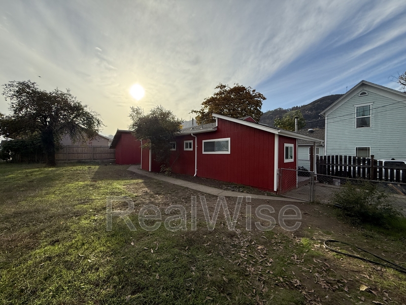 Roseburg House: 173 SE Lane Ave