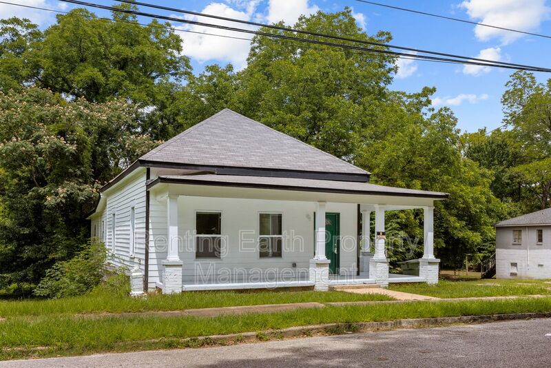 Montgomery House: 552 S Bainbridge Street