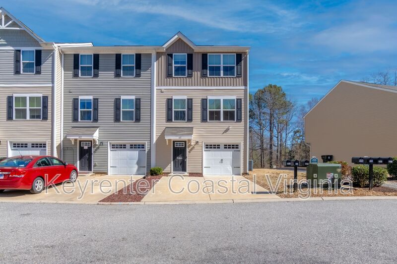 Smithfield Townhome: 601 Lakeview Cove