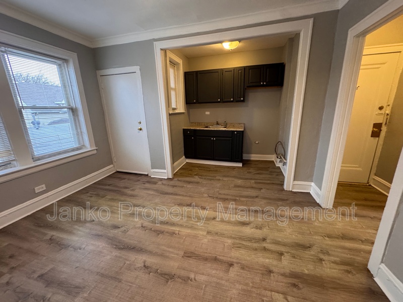 Chicago Condo: 5905 W Huron St