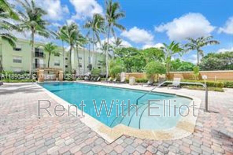 Hollywood Condo: 1900 Van Buren St