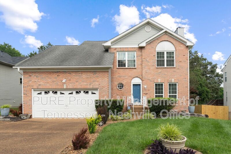 Hendersonville House: 136 E Harbor