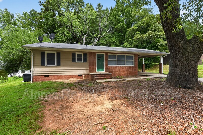Gaston House: 1007 Green Circle Dr