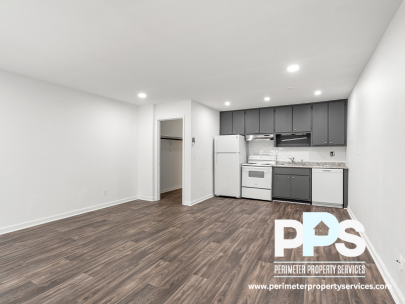 Conyers House: 1510-1512-1514 Pine Log Road