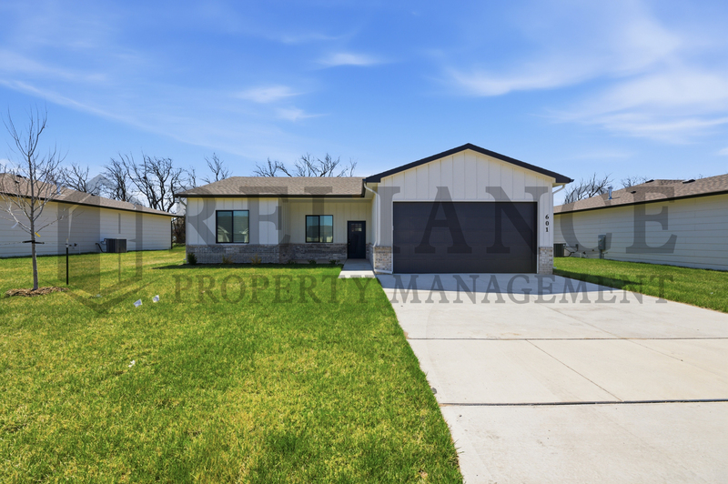 Valley Center House: 501 East Elmwood St