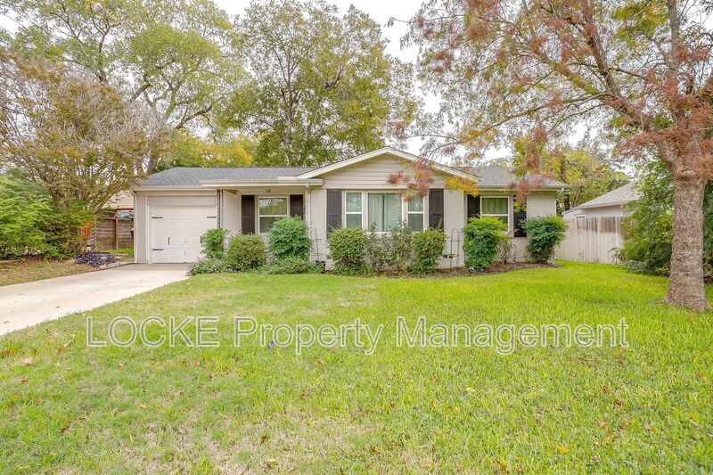 River Oaks House: 902 Churchill Rd