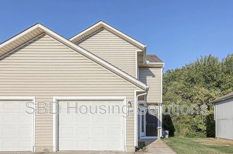 Oak Grove Townhome: 106 NE Dogwood St