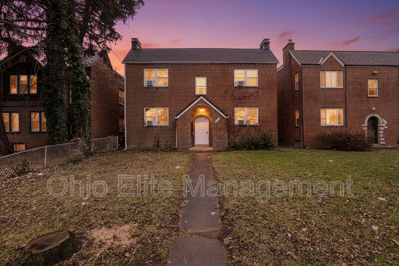 Columbus House: 987 Lilley Ave