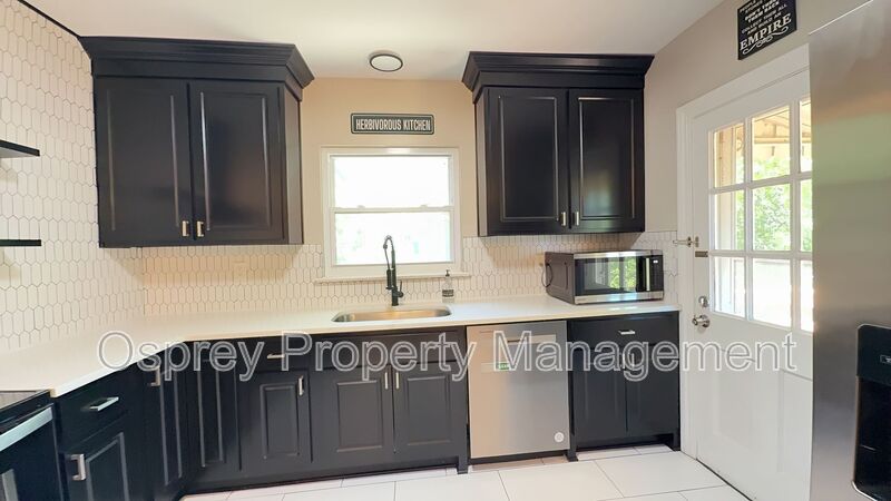 Charming 2BR with Sunroom, Hardwood Floors & Lawn Care Included - Photo 3