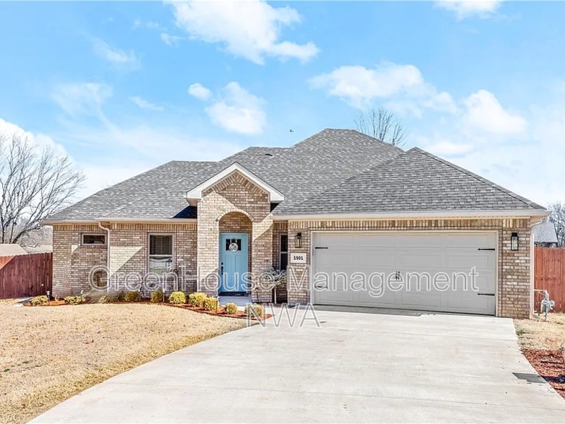 Pea Ridge House: 1901 Woodhause Cir