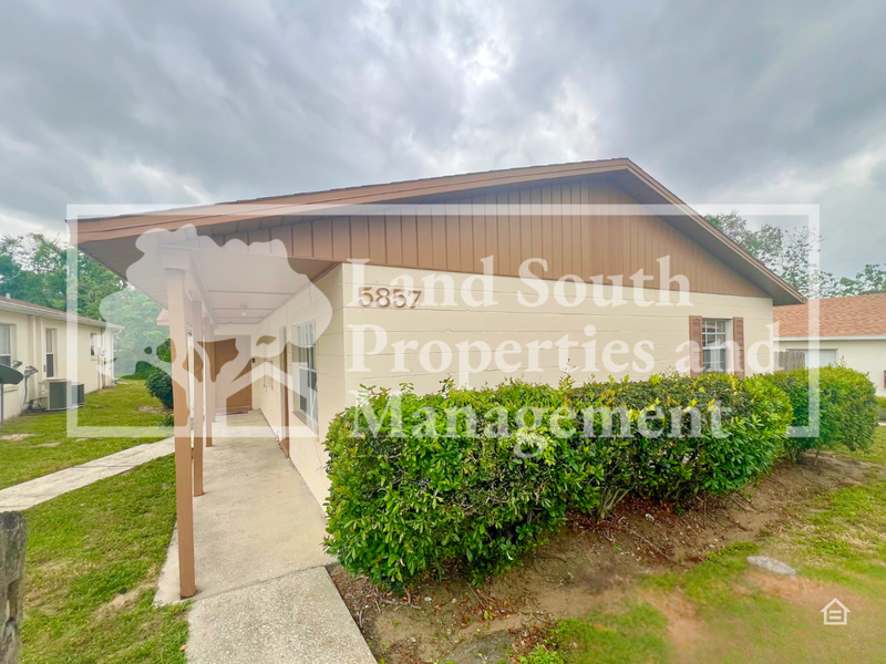 Lakeland House: 5857 Charlton Drive